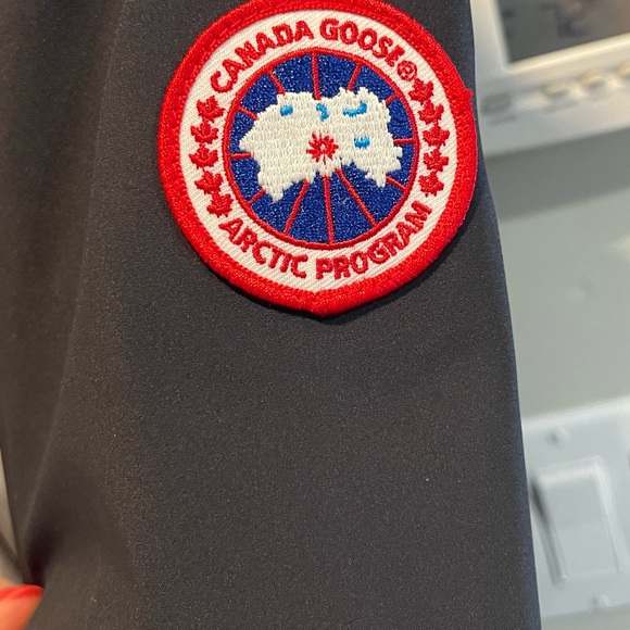 Men’s Canada Goose Rain Jacket - New Condition (Size L) - Picture 3 of 11